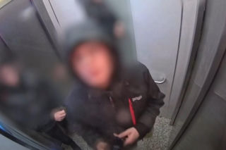 Dźgał nożem w kamerę w windzie! Miasto pokazało szokujące nagrania