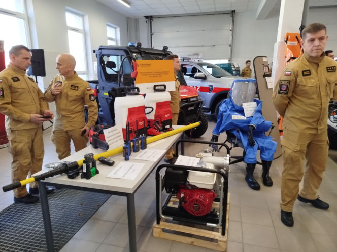 Nowy sprzęt trafi do strażaków z Siedlec, Łosic, Makowa Mazowieckiego, Ostrołęki, Ostrowi Mazowieckiej, Pułtuska, Sokołowa Podlaskiego, Węgrowa i Wyszkowa