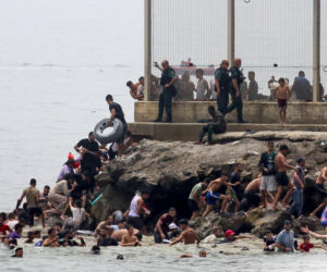 Szturm tysięcy migrantów na hiszpańską granicę. Madryt wysyła wojsko