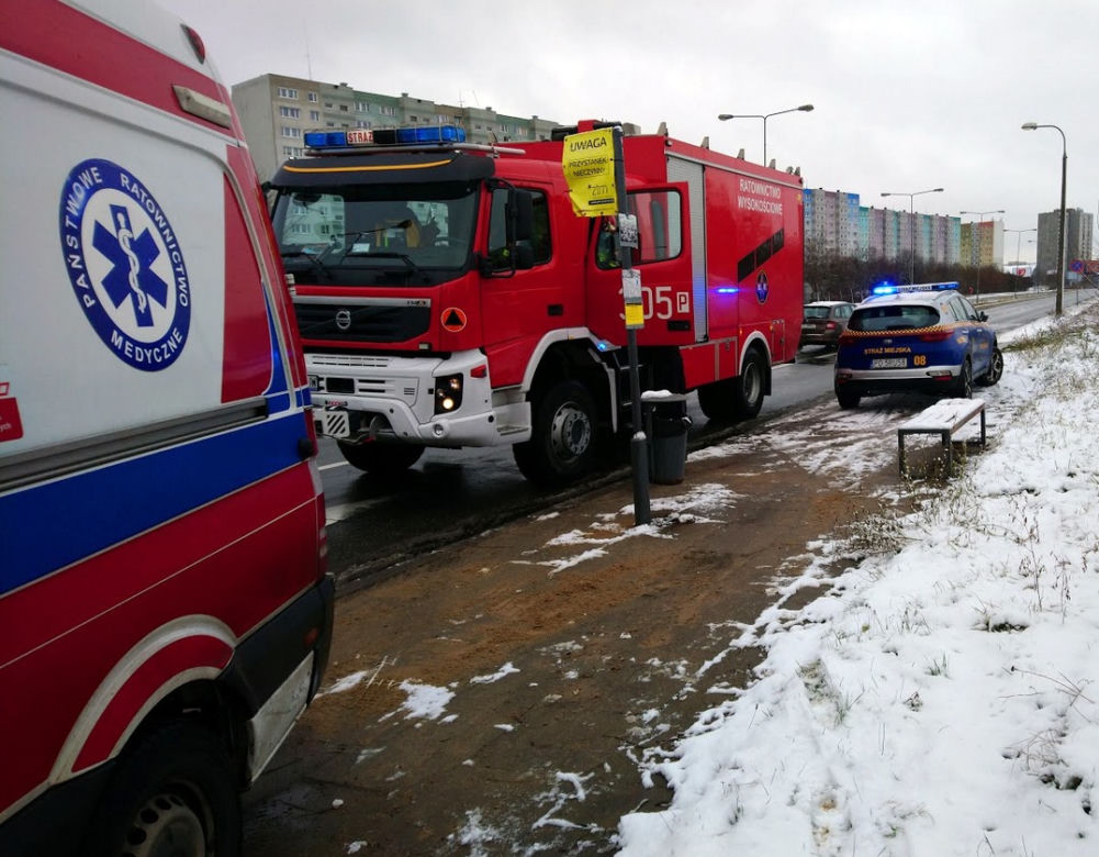 Poznań: Pod mostem LEŻAŁA kobieta! Konieczna była pomoc strażaków
