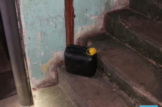 Chciał spalić sąsiadów, zatrzymała go policja! To zrobił na klatce schodowej. Horror w bloku w Lubaniu