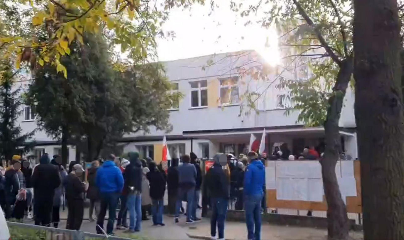 Gigantyczna kolejka przed lokalem wyborczym. "W kolejce uśmiechy, żarty i nowe znajomości sąsiedzkie"