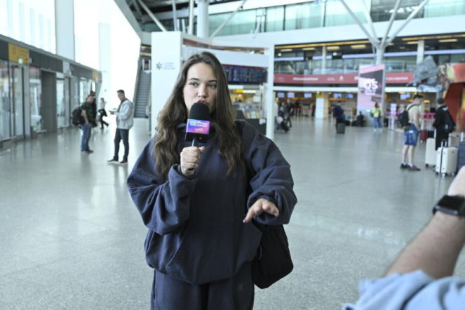 Alicja Szemplińska z fanami na lotnisku przed Eurowizją 2026