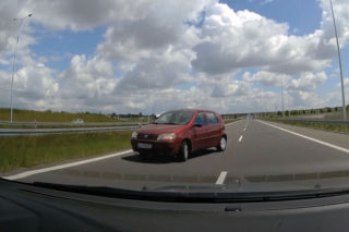 Zawracała na drodze szybkiego ruchu! Świadek nie odpuścił kobiecie - WIDEO