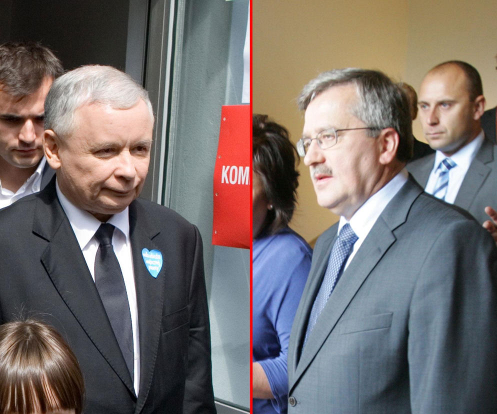 Jarosław Kaczyński w czarnym garniturze z niebieską serduszkową przypinką oraz Bronisław Komorowski w szarym garniturze i okularach podczas wyborów prezydenckich 2010. O przebiegu wyborów prezydenckich i katastrofie smoleńskiej przeczytasz na naszym portalu.