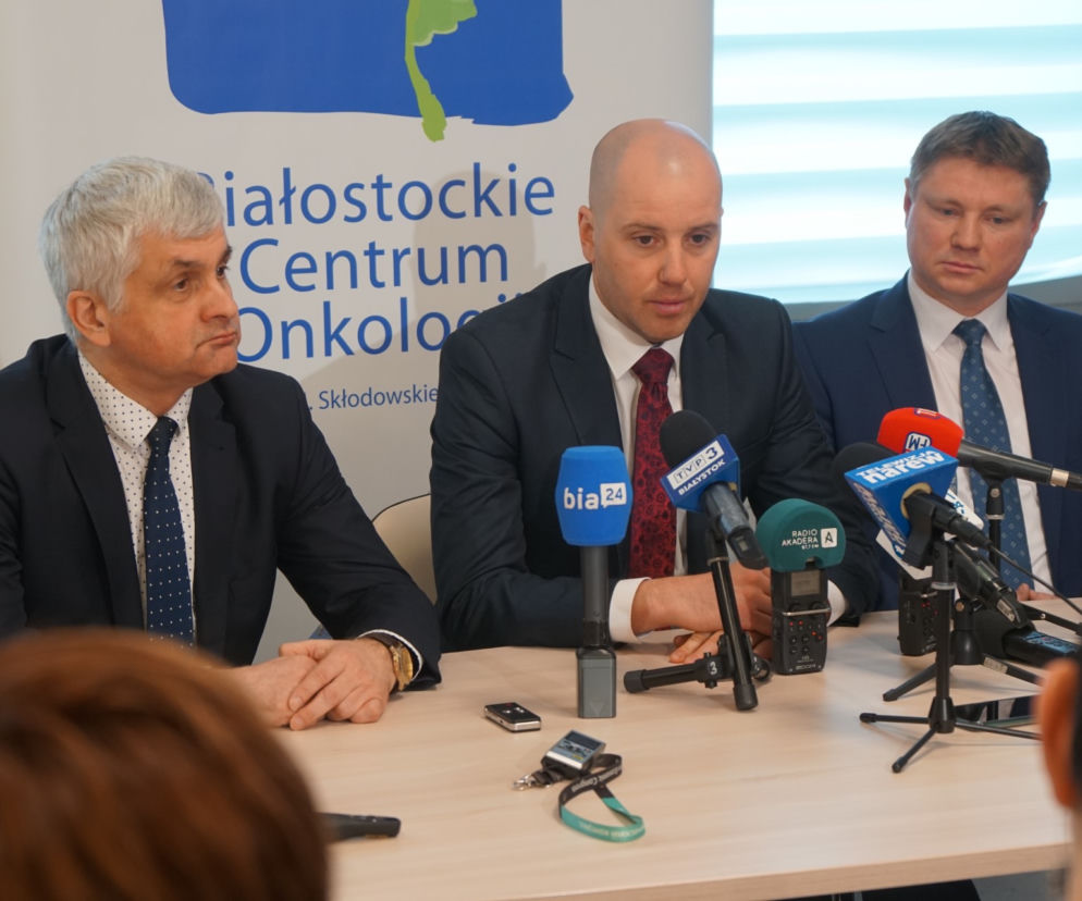 Wiceminister zdrowia Sławomir Gadomski w środku