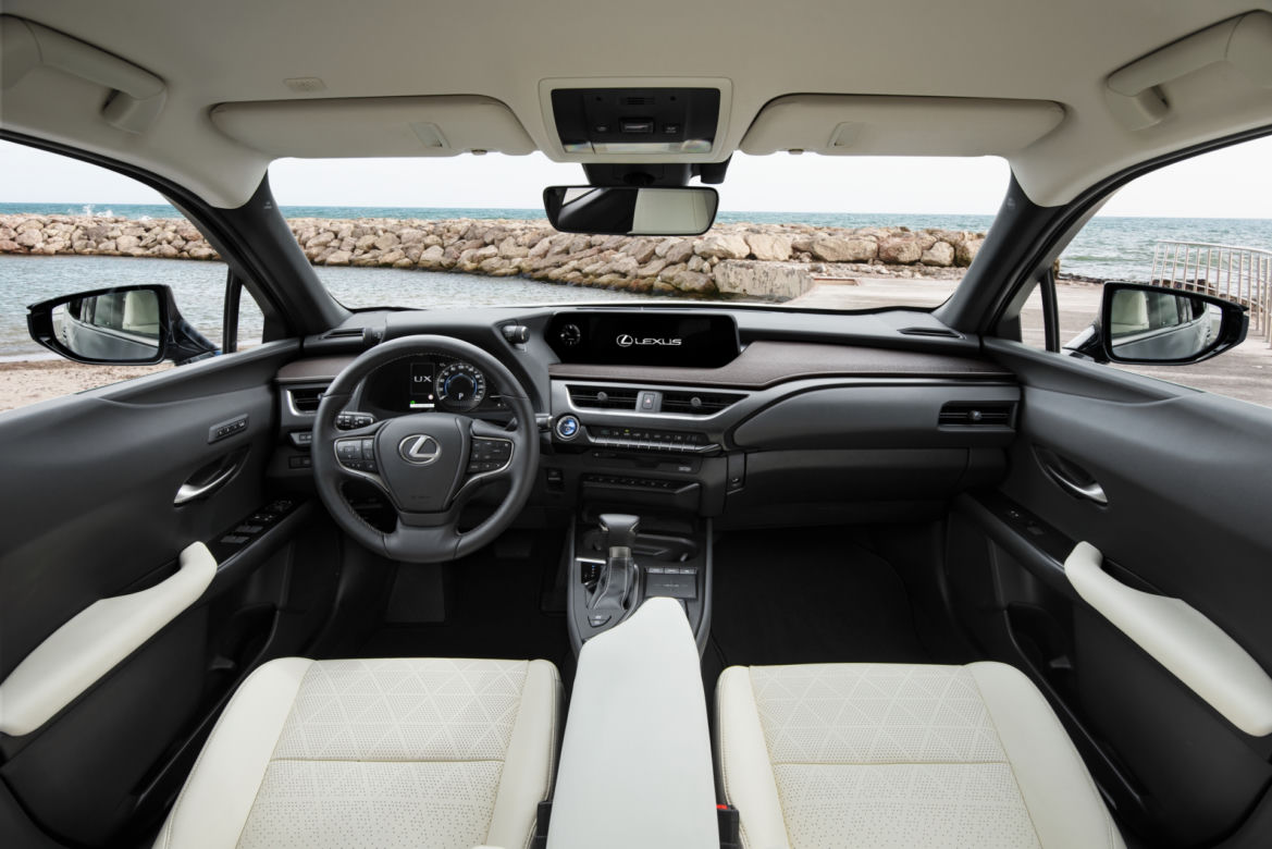 Lexus UX 250h E-Four Omotenashi