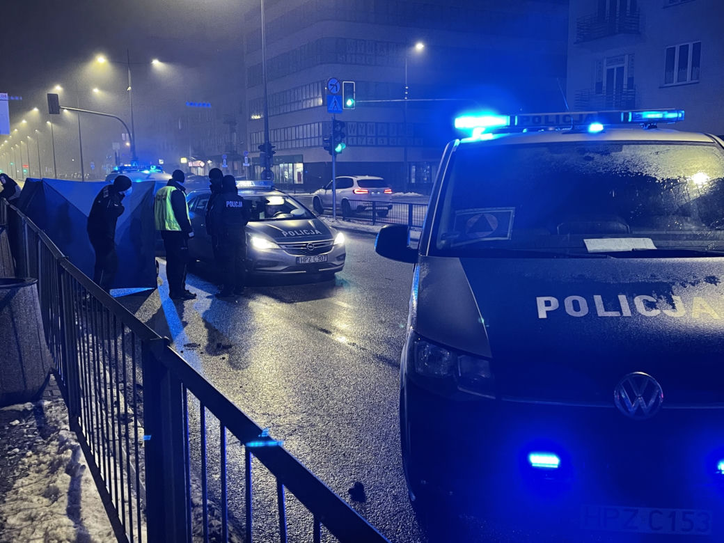 Volkswagen huknął w pieszego na pasach. Mężczyzna nie żyje