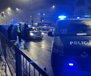 Volkswagen huknął w pieszego na pasach. Mężczyzna nie żyje