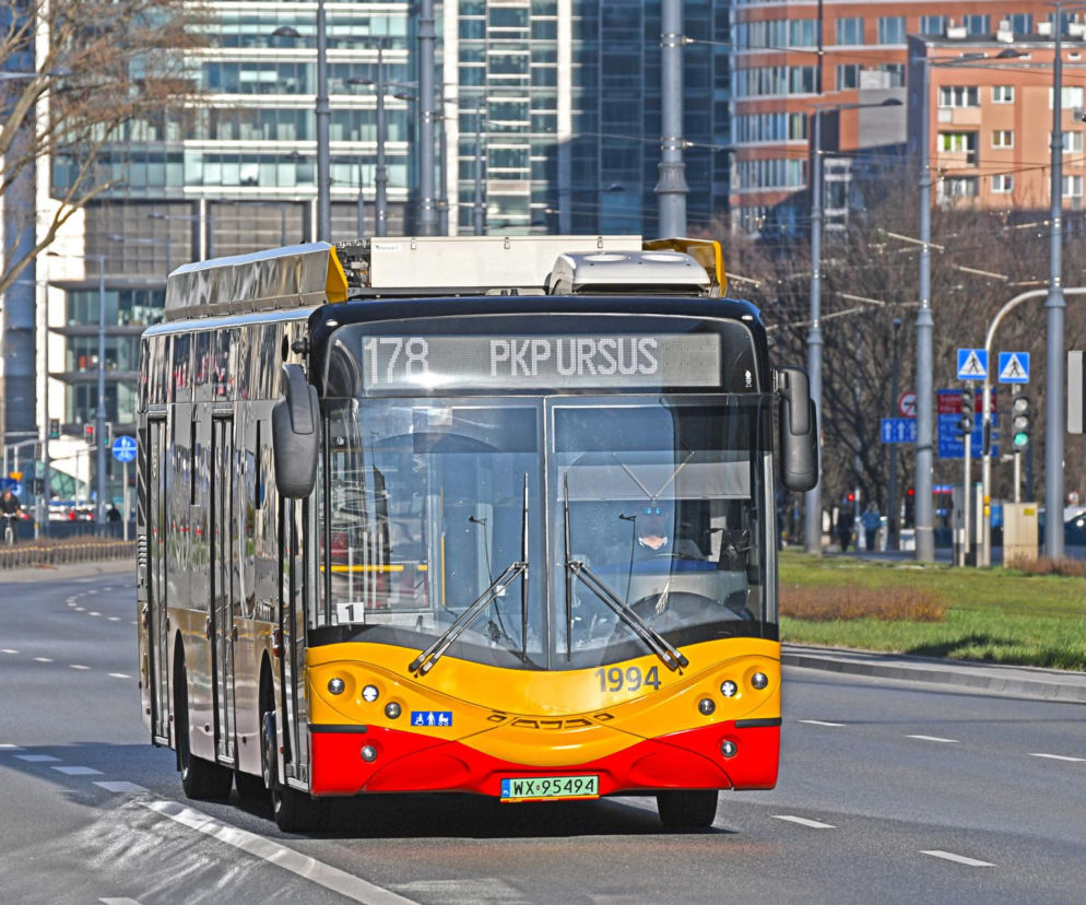 Autobus linii 178 jadący w stronę PKP Ursus. O zmianach w komunikacji miejskiej w tej dzielnicy przeczytasz na SE.