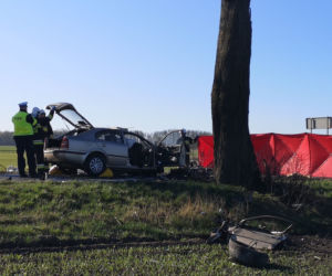 Tragedia pod Nakłem. Kierowca roztrzaskał się na drzewie