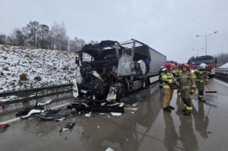 Potężne zderzenie na A4. Trzy ciężarówki rozbite, jedna spłonęła doszczętnie
