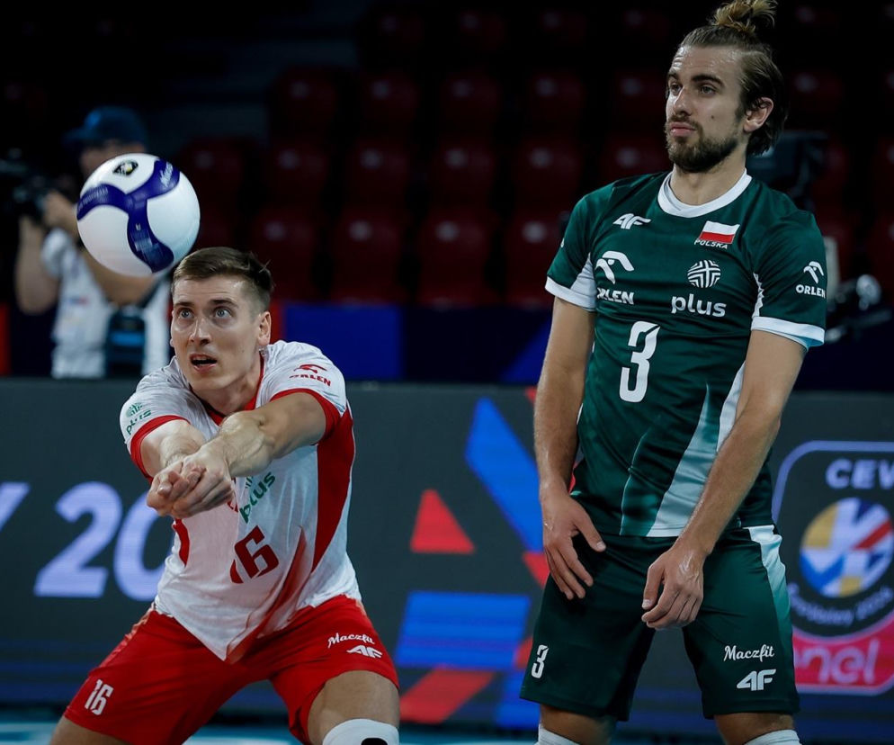 Siatkarz odbijający piłkę dolnym sposobem podczas meczu. Relacja z Polska - Izrael na żywo w SE Supersport.