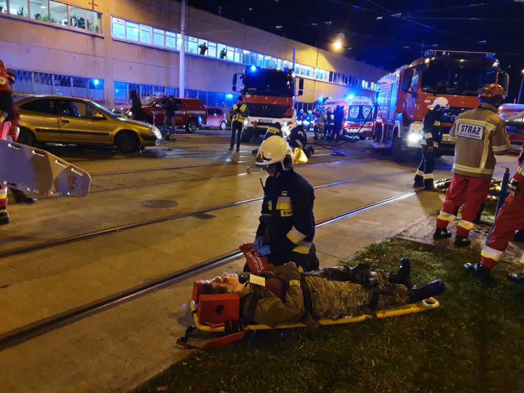 Tramwaj w płomieniach, 30 rannych, 16 zastępów... na szczęście to scenariusz szkolenia