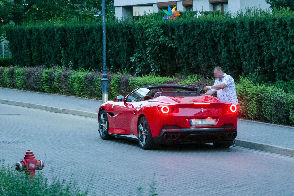 Patryk Vega w Ferrari Portofino wartym milion złotych