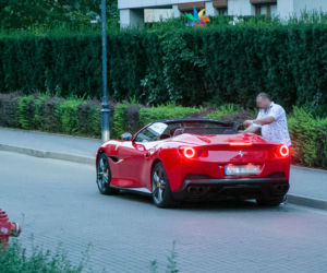 Patryk Vega w Ferrari Portofino wartym milion złotych