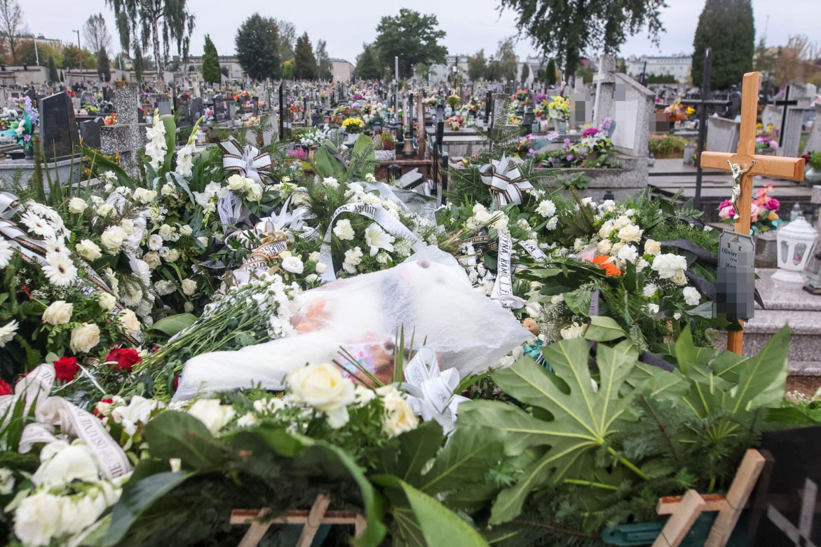 Grób Oliwierka i jego rodziców utonął w morzu kwiatów. Ten widok wyciska łzy