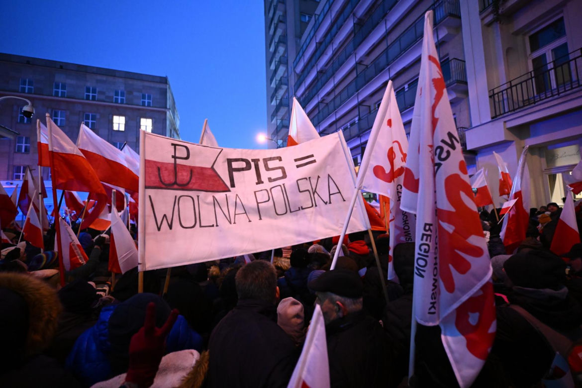 Tłumy rozpoczęły protest pod Sejmem! Uczestnicy solidarni z Mariuszem Kamińskim i Maciejem Wąsikiem