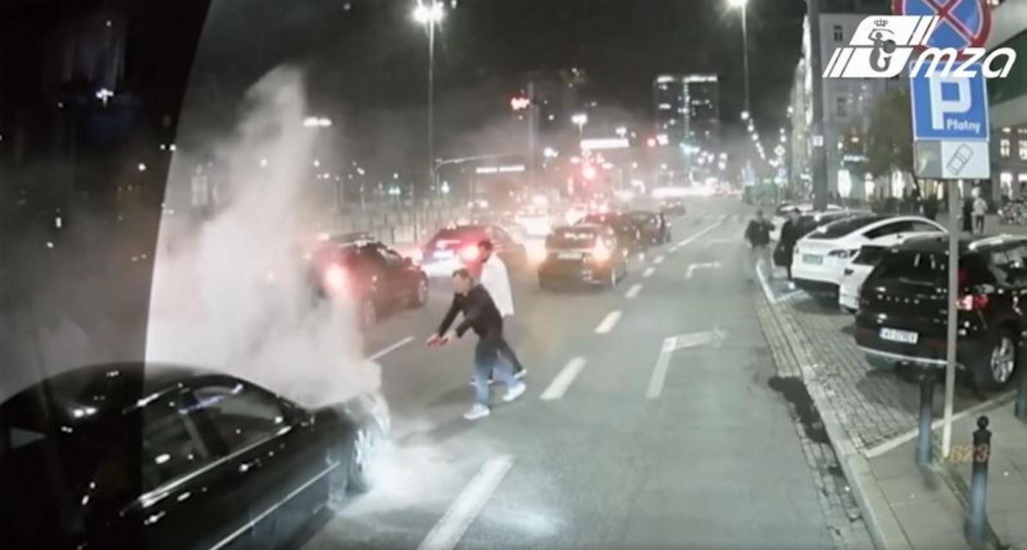Mercedes płonął przy Dworcu Centralnym. Na ratunek ruszył kierowca autobusu