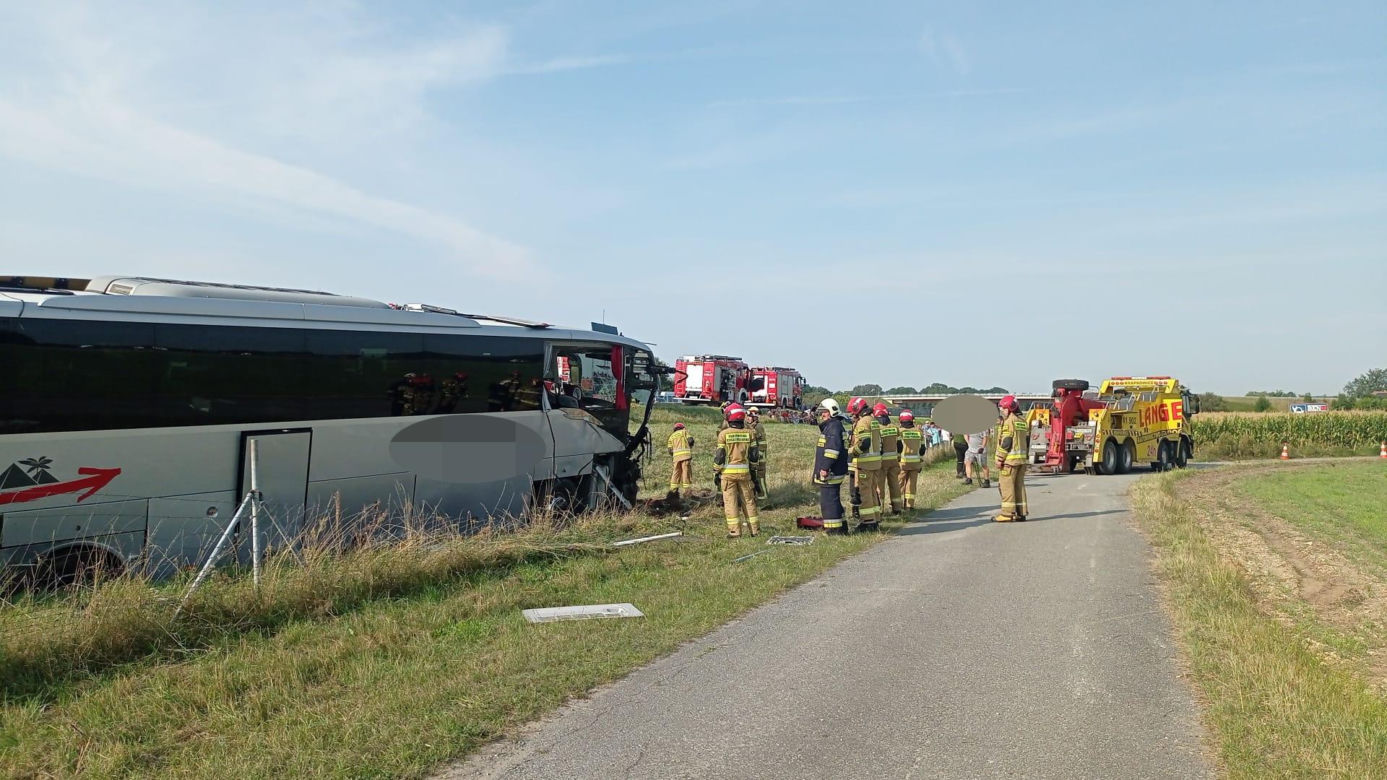 Wypadek na A4 pod Krapkowicami. Osiem osób rannych po zderzeniu autobusa i busa [ZDJĘCIA]