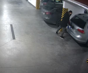 Próbowali włamać się do samochodu. Szuka ich policja z Torunia