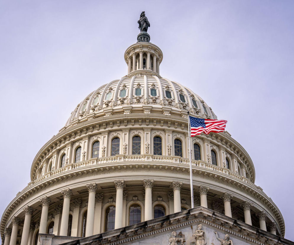 Kopuła Kapitolu z flagą USA. O walce o kontrolę nad Kongresem w wyborach Midterms przeczytasz na SE Polityka.