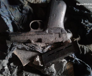 Niesamowite odkrycie w Gliwicach. Pistolet Mauser M1914 znaleziony podczas remontu kamienicy [ZDJĘCIA]