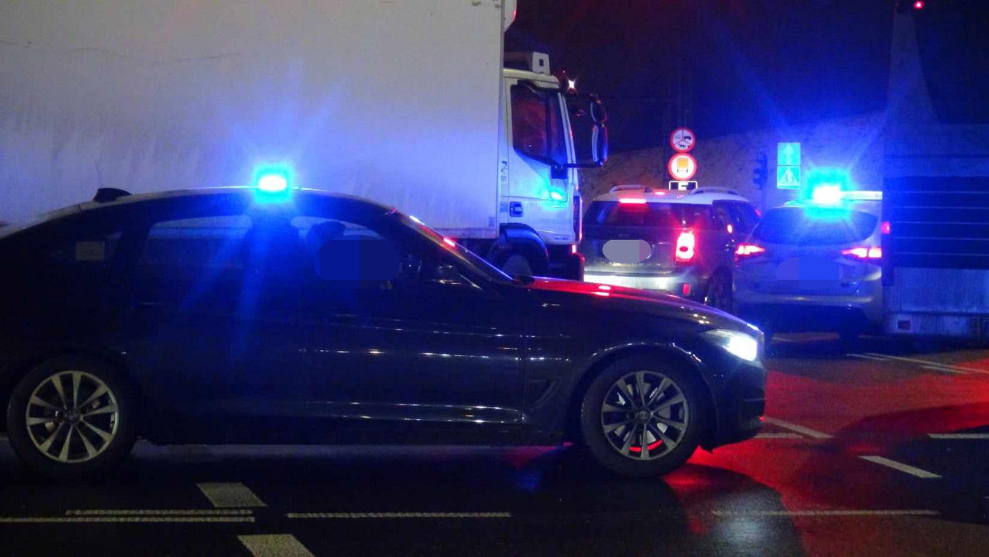 Horror na Puławskiej. Kierowca zatrzymał autokar na środku drogi. Jeden z pasażerów zmarł podczas jazdy