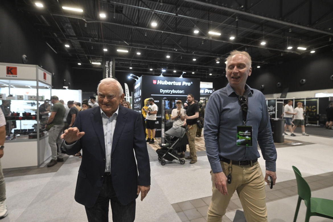 Były premier Leszek Miller na warszawskich Targach Obronnych