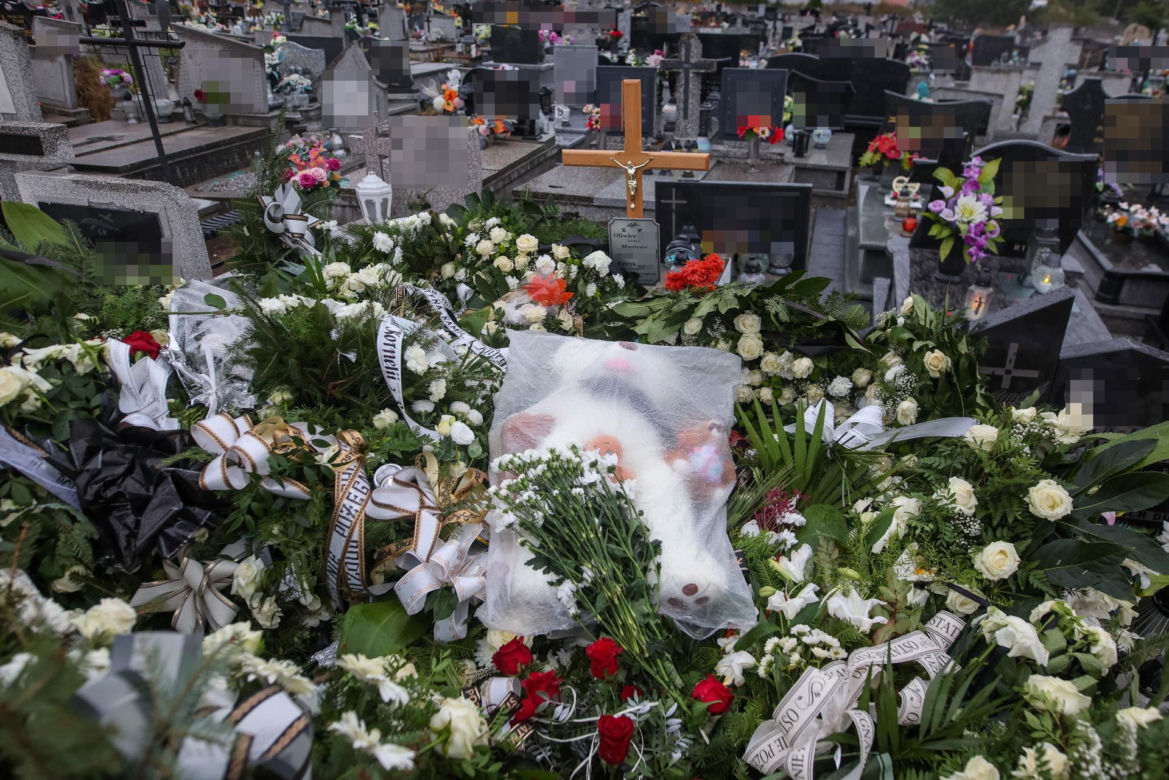 Grób Oliwierka i jego rodziców utonął w morzu kwiatów. Ten widok wyciska łzy