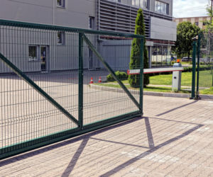 Jakie wyposażenie bramy wjazdowej zwiększa bezpieczeństwo obiektu?