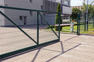 Jakie wyposażenie bramy wjazdowej zwiększa bezpieczeństwo obiektu?