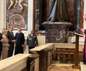 Prezydent Nawrocki z Małżonką przy grobie św. Jana Pawła II