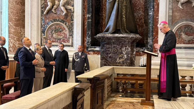 Prezydent Nawrocki z Małżonką przy grobie św. Jana Pawła II
