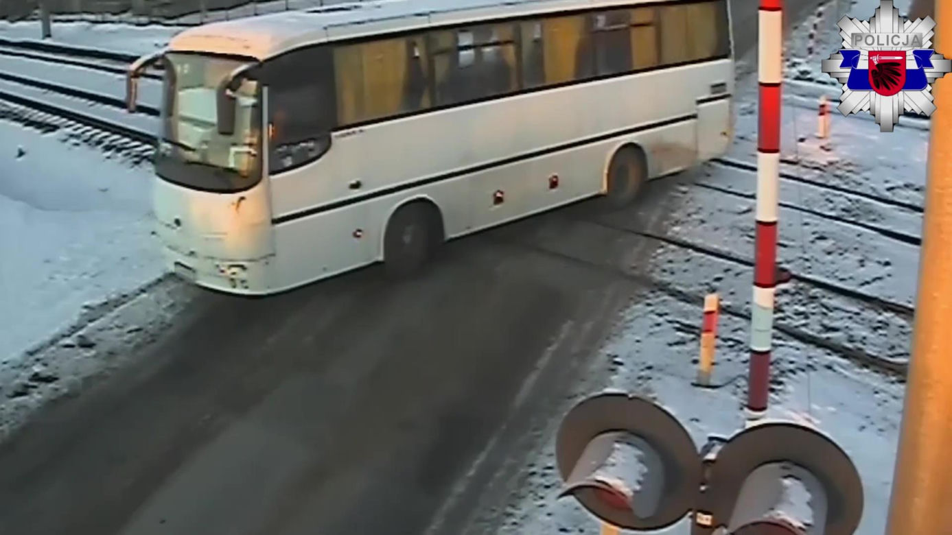 Autobus szkolny utknął na torach. Chwilę później przejechał pociąg