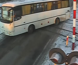 Autobus szkolny utknął na torach. Chwilę później przejechał pociąg