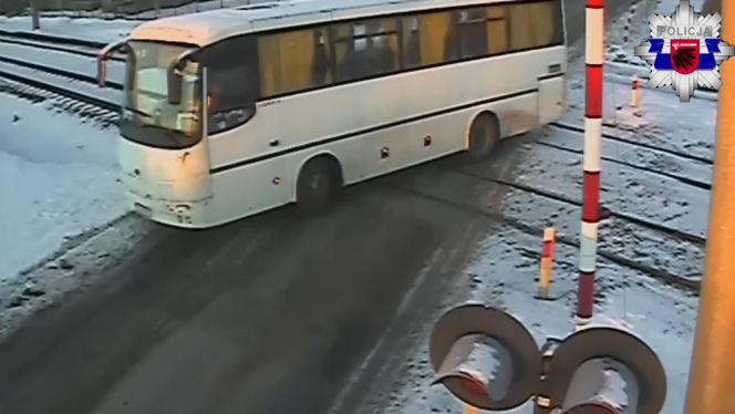 Autobus szkolny utknął na torach. Chwilę później przejechał pociąg