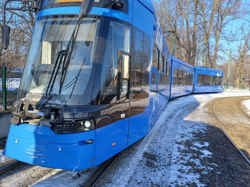 Zderzenie tramwajów w Krakowie. Są ranni i ogromne utrudnienia w ruchu