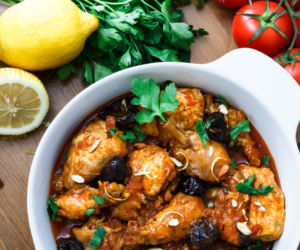 Orient w kuchni. Soczysty tagine z kurczaka z oliwkami