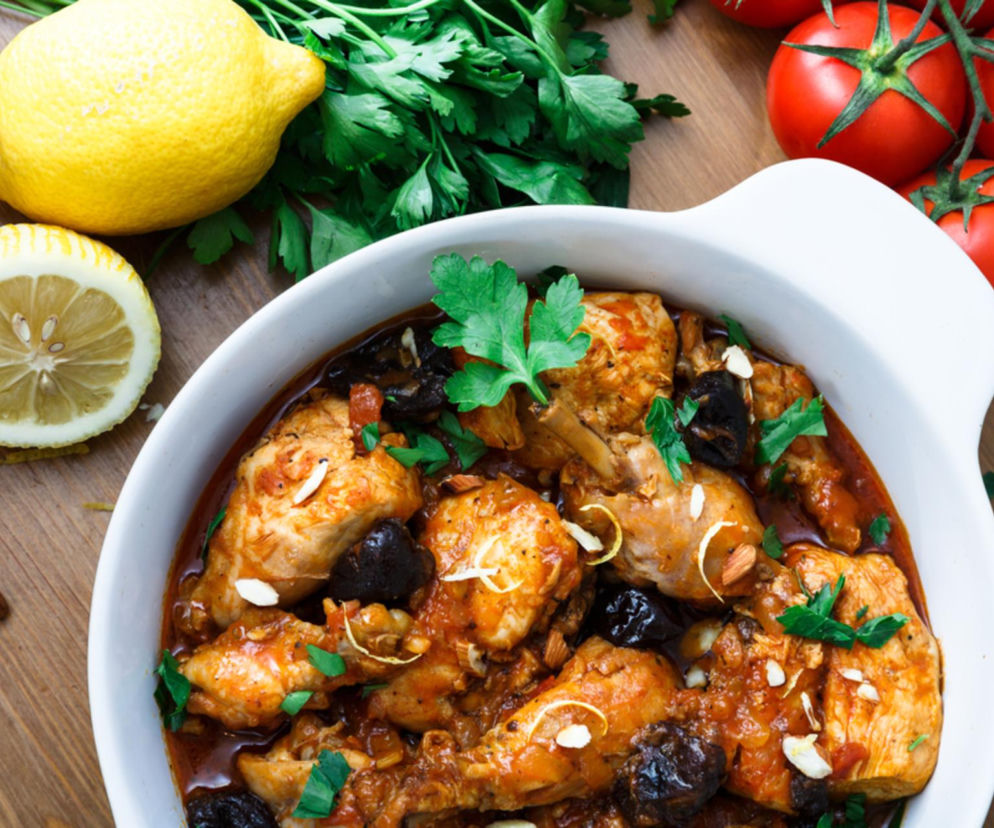 Orient w kuchni. Soczysty tagine z kurczaka z oliwkami
