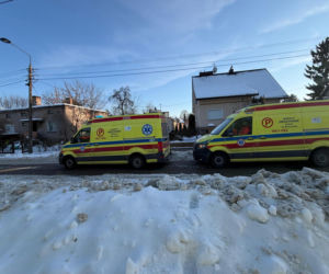 Wstrząsające odkrycie w zrujnowanym domu w Ursusie. Dwa zamarznięte ciała na łóżkach