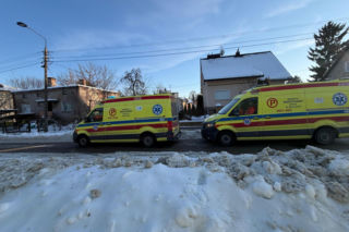 Wstrząsające odkrycie w zrujnowanym domu w Ursusie. Dwa zamarznięte ciała na łóżkach