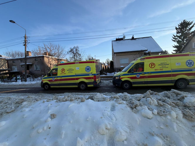 Wstrząsające odkrycie w zrujnowanym domu w Ursusie. Dwa zamarznięte ciała na łóżkach