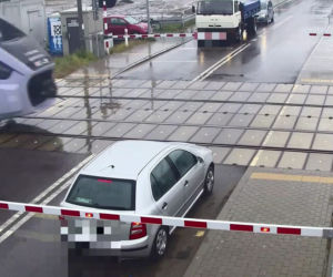Ominął rogatkę i wjechał tuż przed pociąg! Szokujące zdarzenie pod Ostrowią Mazowiecką [ZDJĘCIA].