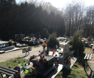 Ten cmentarz na Śląsku jest otwarty. Mieszkańcy odwiedzają groby bliskich