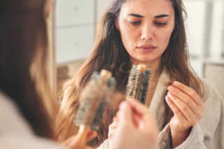 Wypadanie włosów po porodzie to nie tylko problem estetyczny. Może stanowić zagrożenie dla dziecka