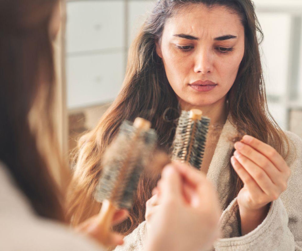 Wciąż znajdujesz włosy na poduszce? To nie tylko problem estetyczny