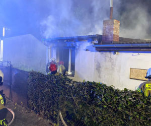 Duże straty po pożarze altany w Lesznie. Ogień wybuchł w środku nocy