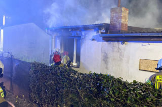 Duże straty po pożarze altany w Lesznie. Ogień wybuchł w środku nocy