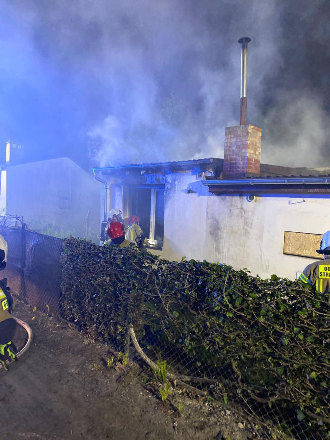 Duże straty po pożarze altany w Lesznie. Ogień wybuchł w środku nocy